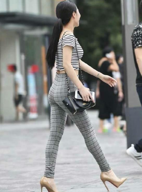 街拍: 体态丰腴的清纯美女圆润肥臀, 网友: 这女人看了我都吃不消
