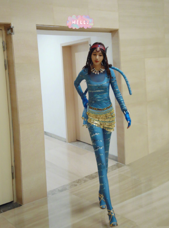 张俪为黄渤新电影助威,一身阿凡达装,自称两