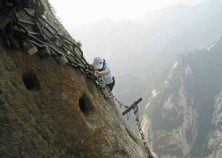 华山现"第二跳",跳崖者拍好照片,接着才做出了以下动作