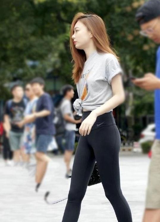 街拍:时尚美女,一条墨绿色紧身包臀裙,秀出曼妙的好身材