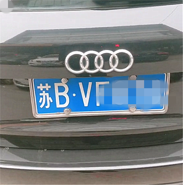 38万Q5尾标改“QQ”,本不会注意,但右侧标识改后更吸睛!