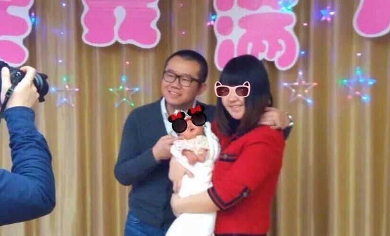 涂磊一家三口近照,妻子小丸子是家庭主妇,女儿小樱桃