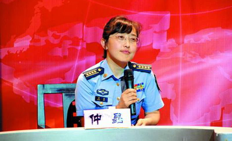 她是国防大学的教授，47岁依然貌美如花，发表论文100多万字