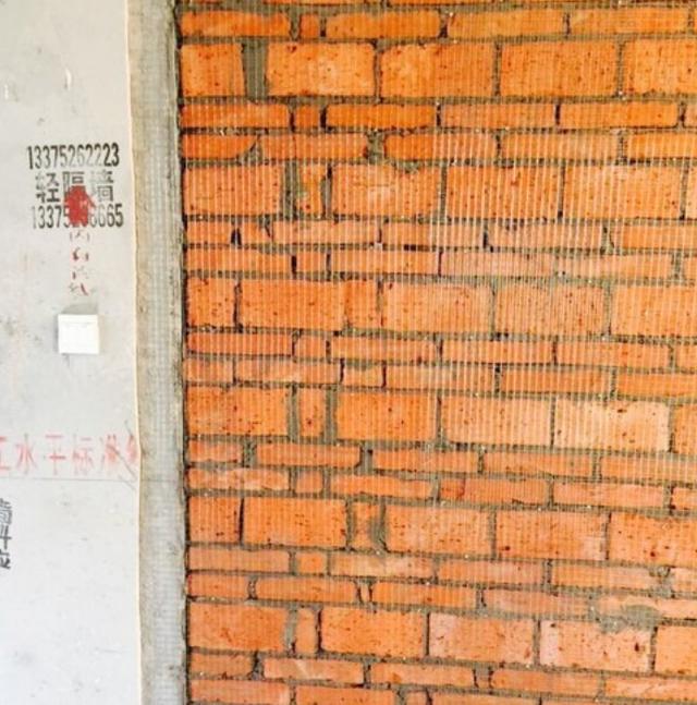 装修砌墙万万要加这个东西，房子住再久，墙面上都不会开裂