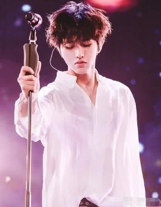 蔡徐坤因过敏体质不能开空调,看到王子异的举