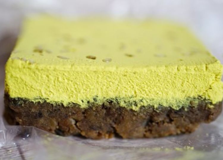 云南人善于将花卉入菜，将松花制成糕点，口感软甜云南人都吃过