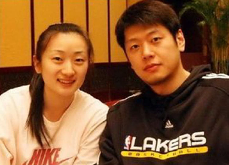他是中国男篮最重情义的球员，妻子离世后