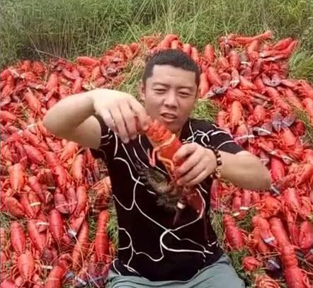 小伙土豪吃播一堆大龙虾,网友:想起了上一个吃