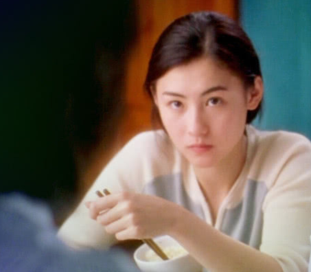 张柏芝刚出道素颜照曝光,婴儿肥的脸清纯可人