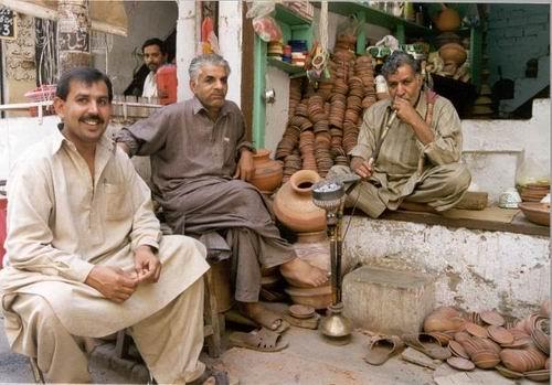 韩国人装扮中国人,去巴基斯坦旅游,因多说了三