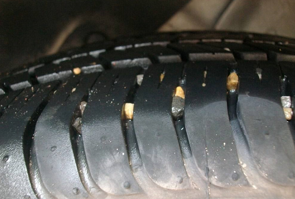 开车10年才知道，轮胎卡石子别用钥匙抠，用一土办法，石子全跑