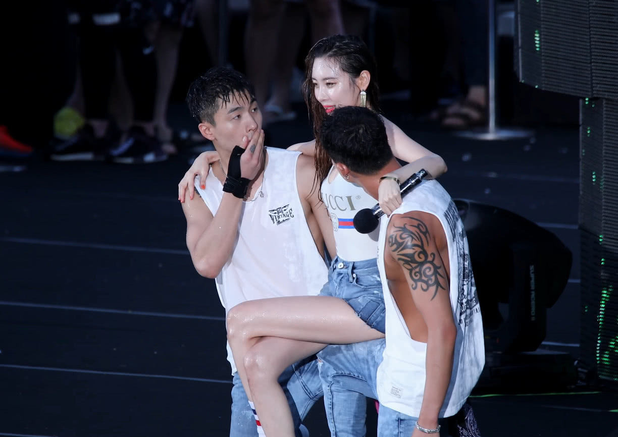 腿精李宣美现场热舞男伴舞遭粉丝们羡慕网友女神太敬业了