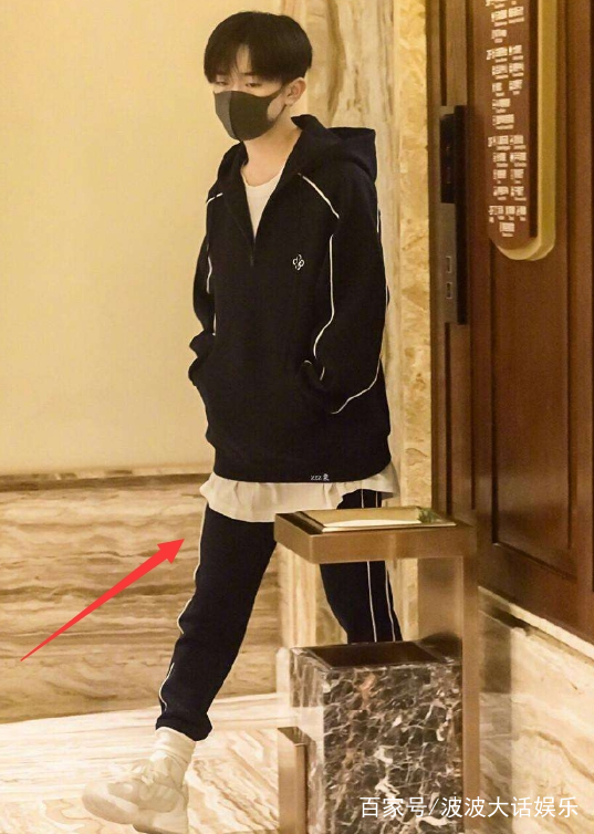 易烊千玺腿短上身长?坐在椅子上比刘昊然还高