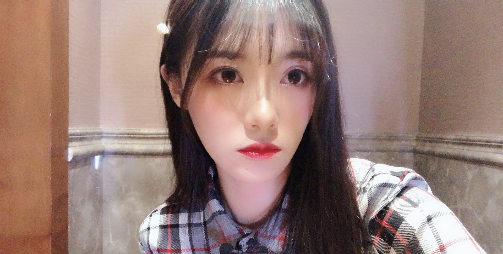 小钰秀第一视角美腿照网友发现这个细节她却大方承认