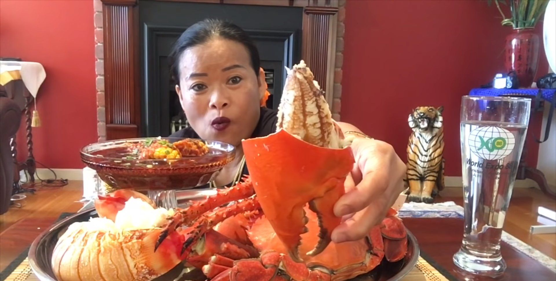 泰国富婆直播吃大龙虾,大螃蟹,网友们不淡定了,越来越
