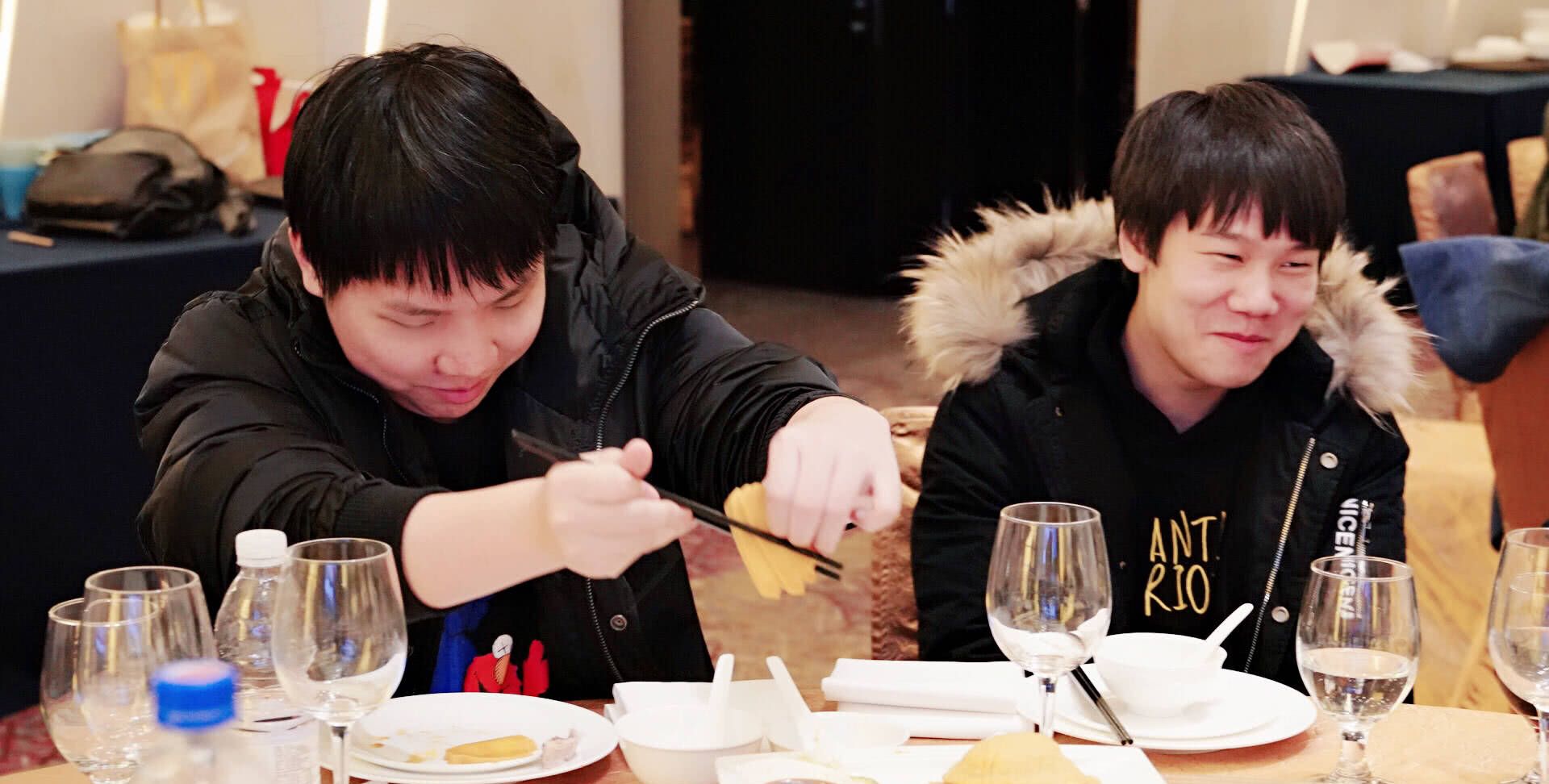 LOL选手年会花絮照曝光,RNG新人Wink身穿U