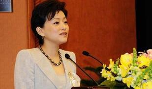 50岁杨澜家人曝光，22岁儿子完美继承妈妈美貌，女儿却像极了爸爸