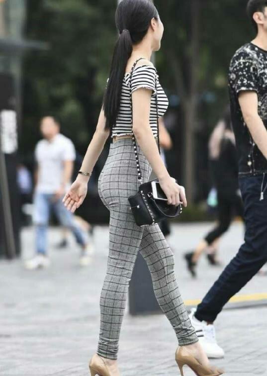 街拍: 体态丰腴的清纯美女圆润肥臀, 网友: 这女人看了我都吃不消