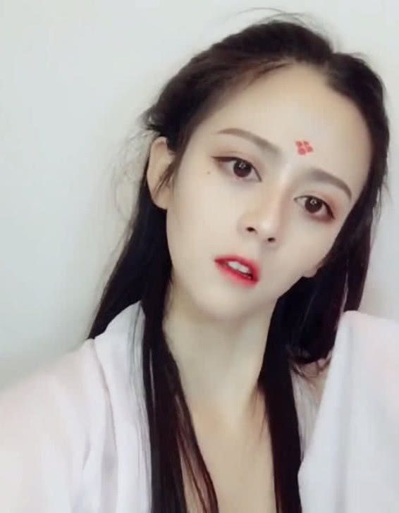 小姐姐仿妆青丘白凤九,现场直播卸妆,看到真容网友瞬间给跪了!