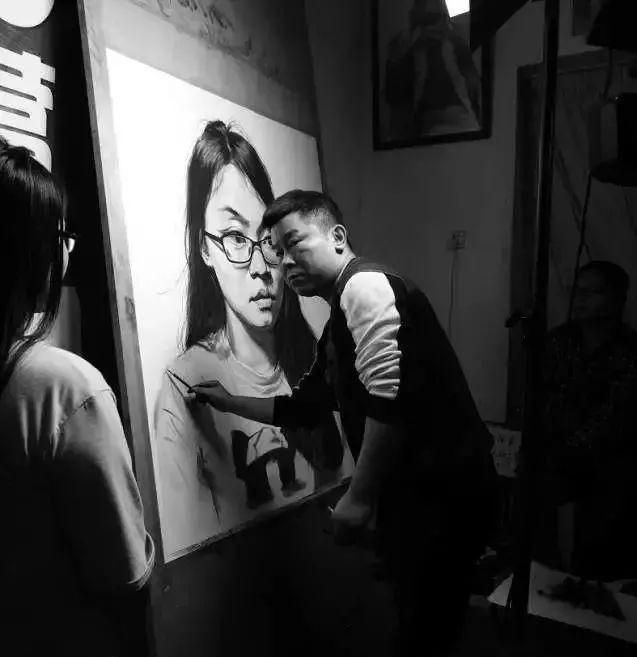 每年画700幅头像，画了17年，80后写实素描，让60后冷军赞不绝口