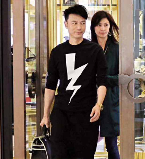 李克勤和老婆开心购物 发现记者后夫妻俩收起了甜蜜的