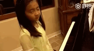 孙莉晒多多弹钢琴,动听流畅,卖萌后嫣然一笑漂亮极了!