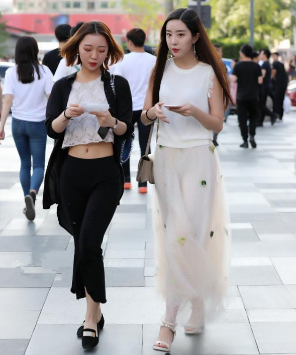 街拍:图四美女穿紧身裤出镜,身材苗条颜值高,让人为之