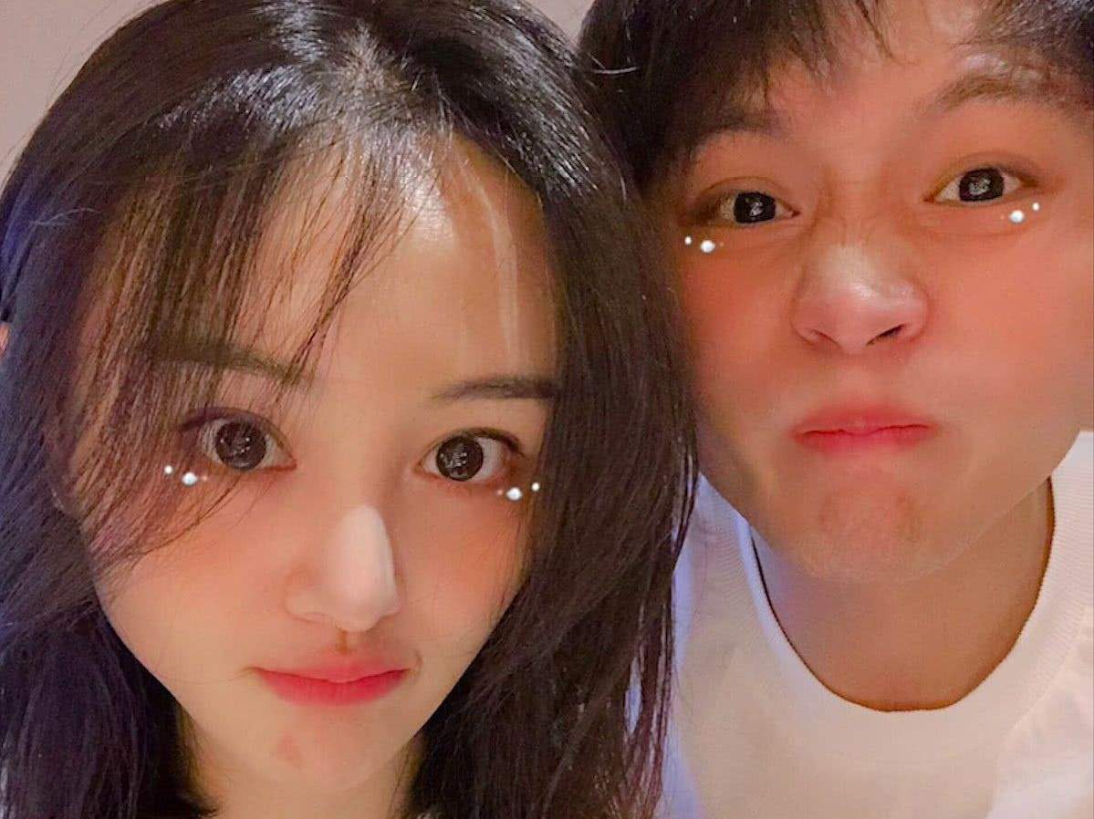 郑爽和男友张恒秀恩爱方式太潮