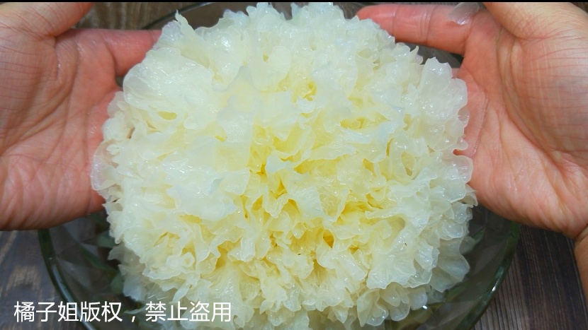 银耳全身都是宝，教你一个秘制做法，比煮粥还好吃，给肉都不换
