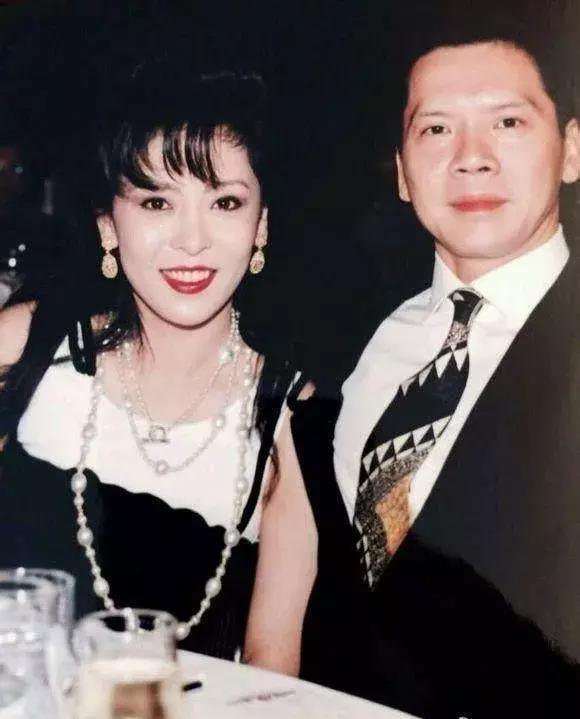 向华强有钱有颜值,为什么专宠向太30年?看看向太太年轻的照片