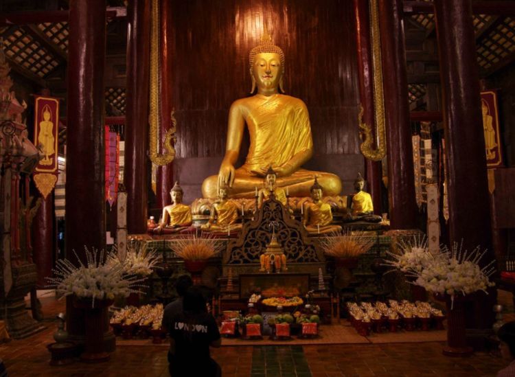 去到寺庙参拜时,为什么导游不让对着佛像拍照?游客们须知