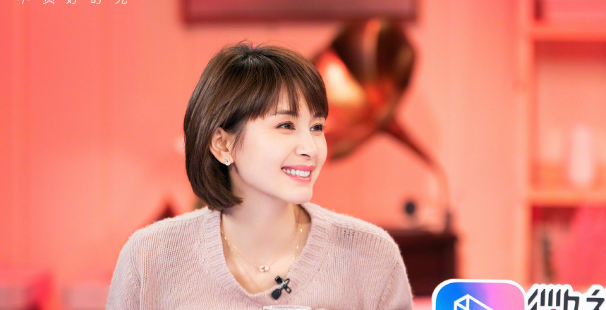 王子文一身中国红秀“竹竿腿”,短发搭配显高10cm,信你只有80斤 王子文一身中国红秀“竹竿腿”,短发搭配显高10cm,信你只有80斤