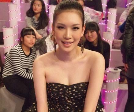 43岁中超教练谢晖现状: 前妻是模特, 现娶外国女友美的令人窒息!