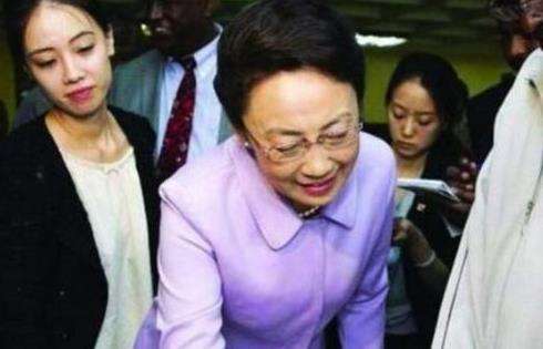 她曾是总理翻译, 中国的美女外交官, 向世界展示中国女性风采!