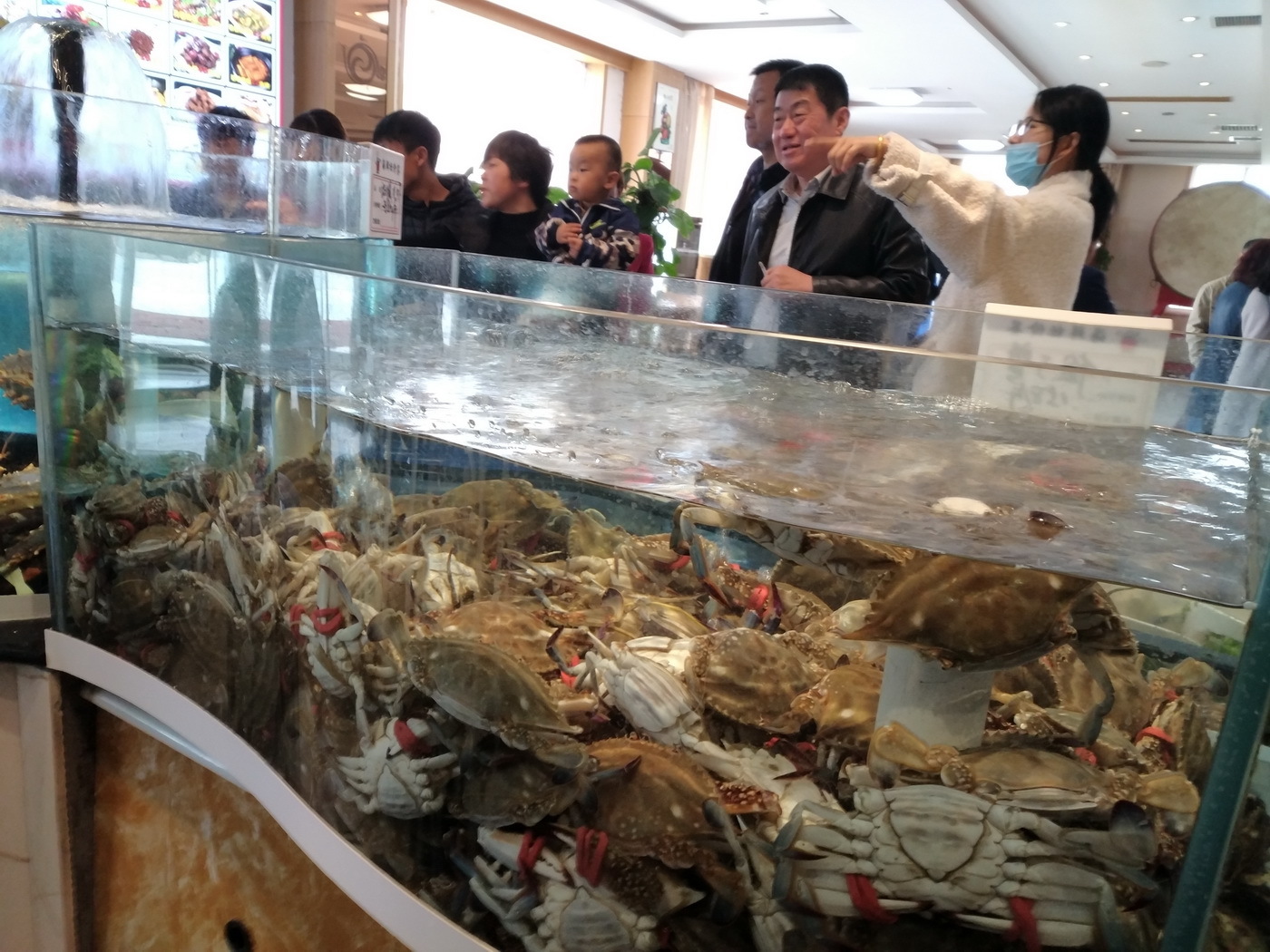 山东滨州一饭店1折吃海鲜 两千斤海鲜五分钟抢光