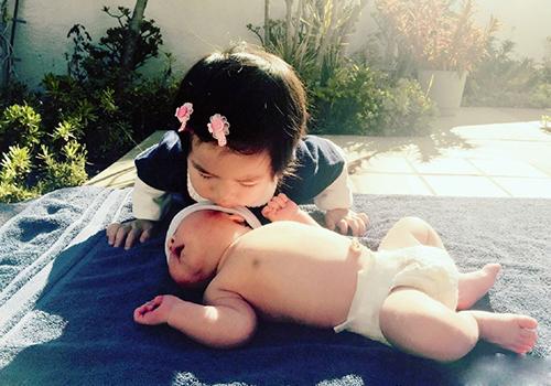 喻恩泰一家四口合影曝光，老婆是知名主持人，儿子女儿颜值都超高