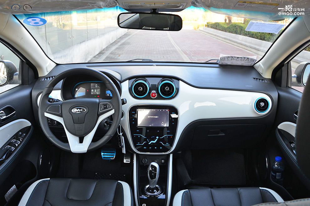 9.45万元/续航302km 江淮iEV7L实拍解析