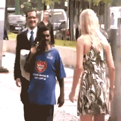gif:不就出门买个菜嘛!搞得像是一个王者赌神入场一样