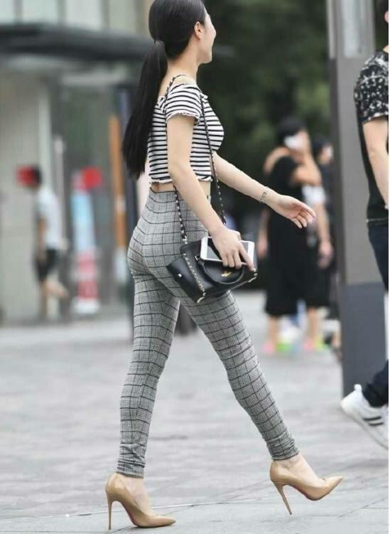 街拍: 体态丰腴的清纯美女圆润肥臀, 网友: 这女人看了我都吃不消