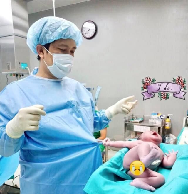 刚出生几秒婴儿拉住医生手术服不撒手,网友:史上最小网红