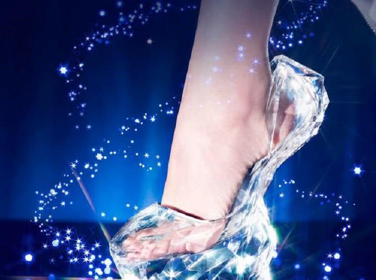 日本老人耗时10年,用嘴吹出一双“水晶鞋”,出价7万也不肯卖