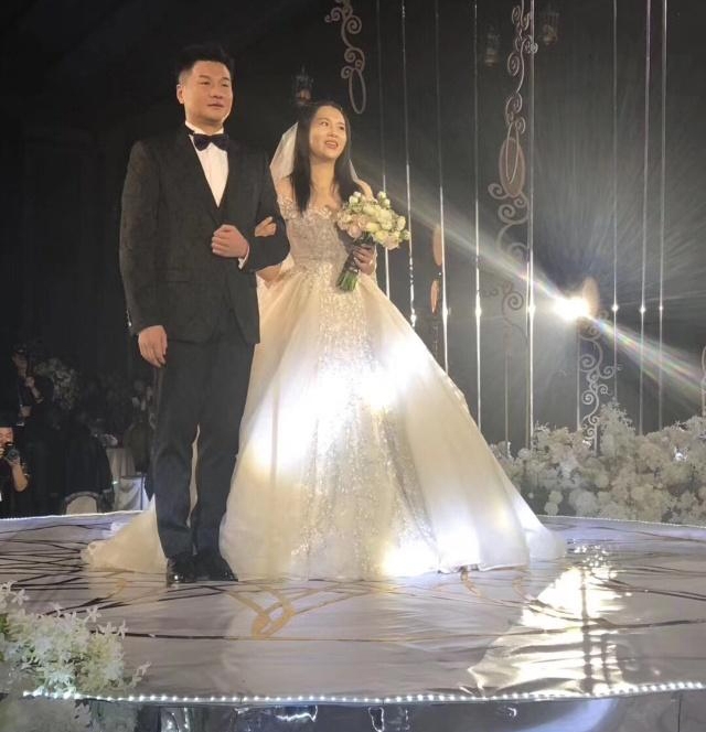 昔日国足王牌射手抱儿子大婚！妻子是普通人，今41岁任球队副总