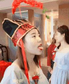 搞笑gif趣图: 如今闹婚讲技巧, 最喜欢伴娘吃葡萄!