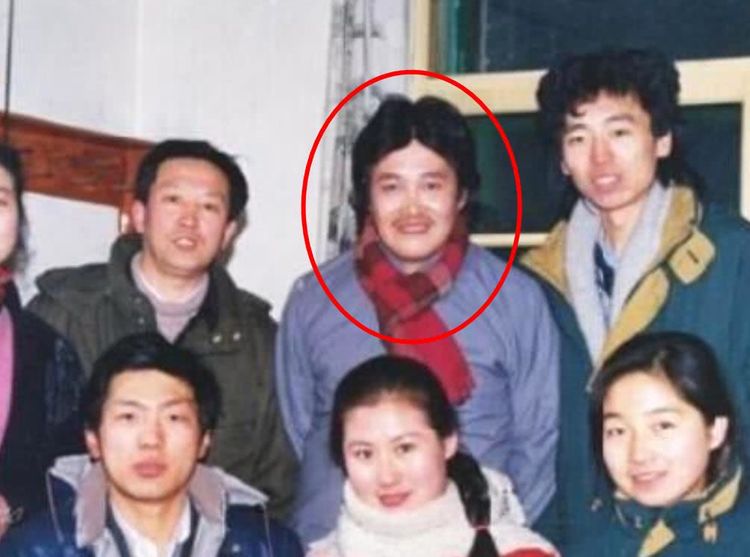 赵本山少年照首曝光,年轻时长这样,网友:这发型不敢