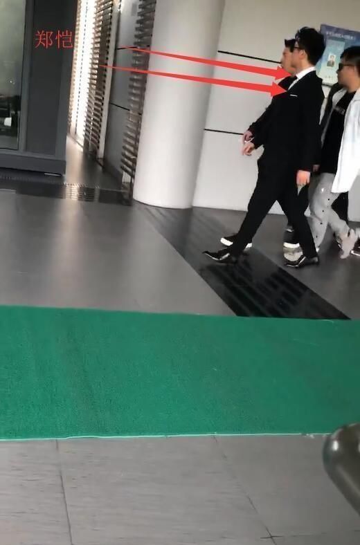 郑恺出席程晓玥母亲葬礼，程妈妈年轻时是一位惊艳了时光的美人