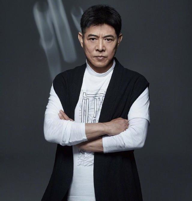 当时李连杰也是一改之前白发沧桑的容貌,但是确实一副板寸的头型.