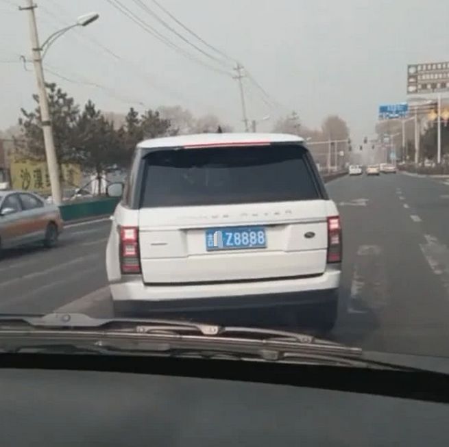 路遇一辆白色路虎,车牌8888,后车主:您先走,我绕路!