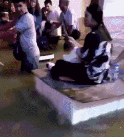 爆笑gif动图看一次笑十次 妹子,穿这种裙子下楼可要慢