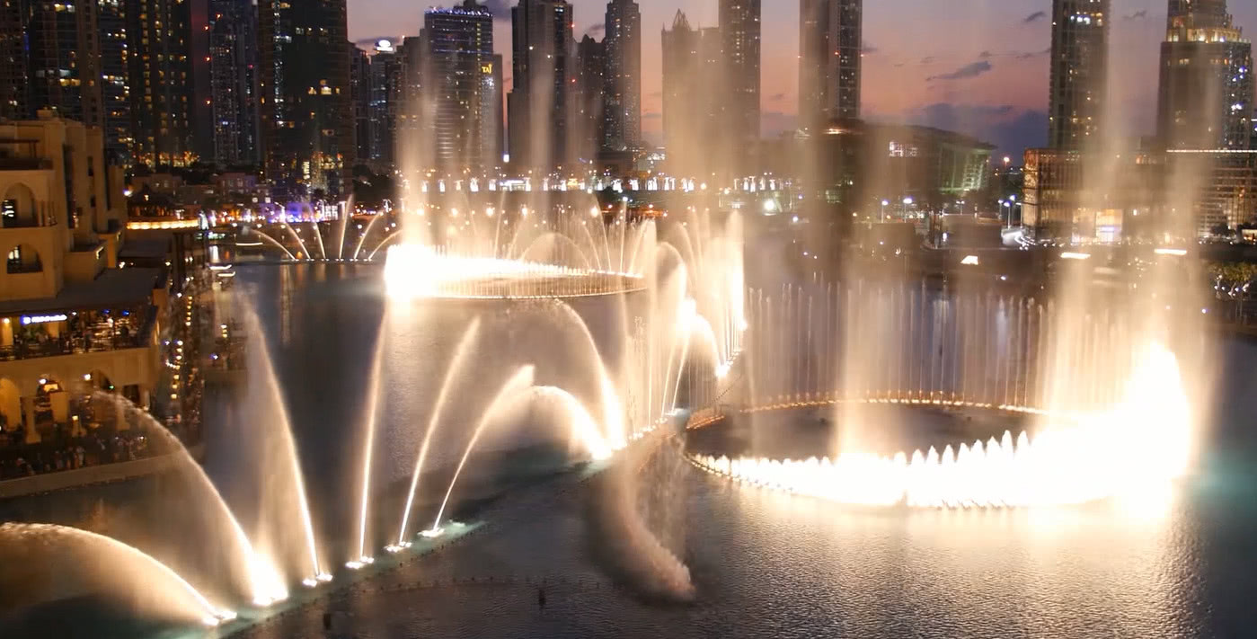 第三个喷泉名为迪拜音乐喷泉,位于迪拜哈利法塔的旁哌.