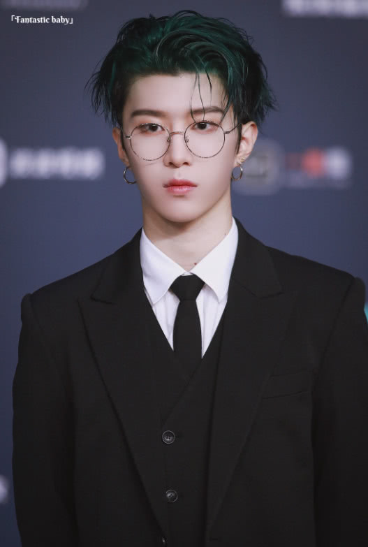 男星都爱上金丝眼镜,王俊凯范丞丞帅气,想不